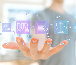 Das Bild zeigt über eine Hand schwebende, digitalisierte Icons zum Thema